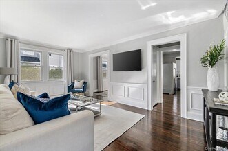 33 Avenue B in Port Washington, NY - Building Photo - Building Photo