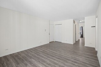 402 Sandalwood Ln in Schaumburg, IL - Building Photo - Building Photo