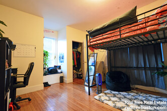 324 Saint Paul St, Unit 2 in Brookline, MA - Building Photo - Building Photo