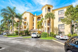300 Uno Lago Dr in North Palm Beach, FL - Building Photo - Building Photo
