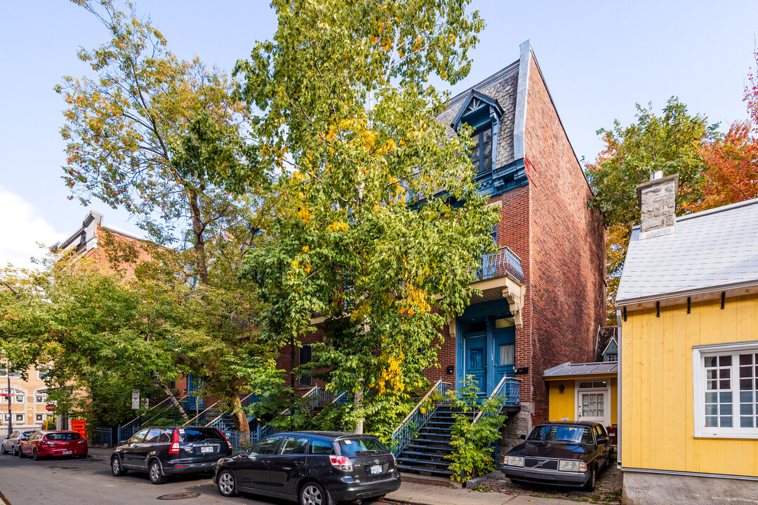 466-492 Saint-Louis Rue in Montréal, QC - Building Photo