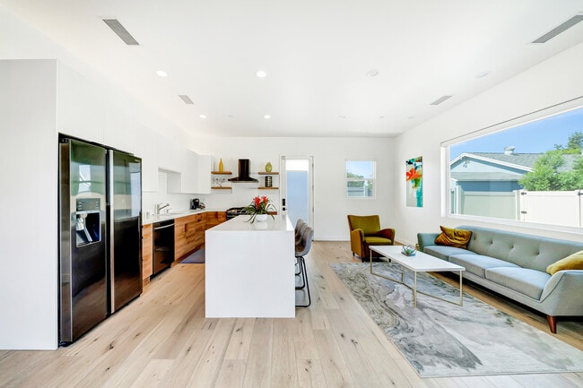 23354 Burbank Blvd in Los Angeles, CA - Building Photo - Building Photo