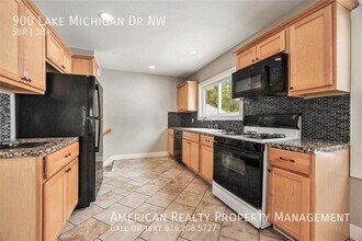 900 Lake Michigan Dr NW in Grand Rapids, MI - Building Photo - Building Photo