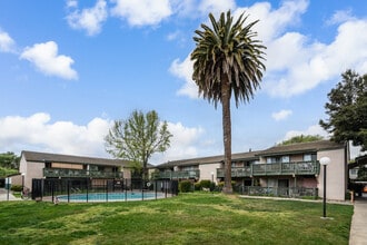 4888 Clayton Rd in Concord, CA - Foto de edificio - Building Photo