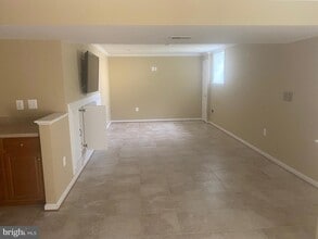 8050 Settle Ct, Unit B in Waldorf, MD - Foto de edificio - Building Photo