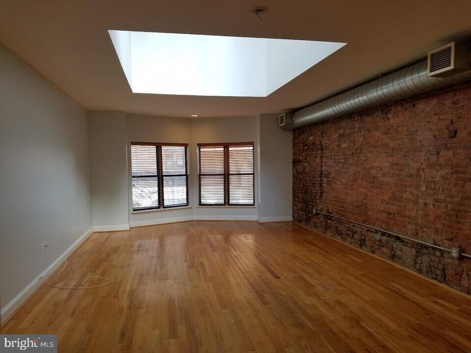 104 S 13th St in Philadelphia, PA - Building Photo