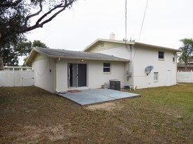 122 Magnolia Dr in Ormond Beach, FL - Building Photo