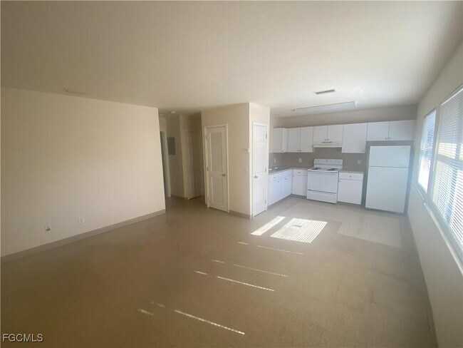 3555 Seminole Ave in Ft. Myers, FL - Building Photo - Building Photo