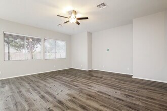 13587 W Tara Ln in Surprise, AZ - Foto de edificio - Building Photo