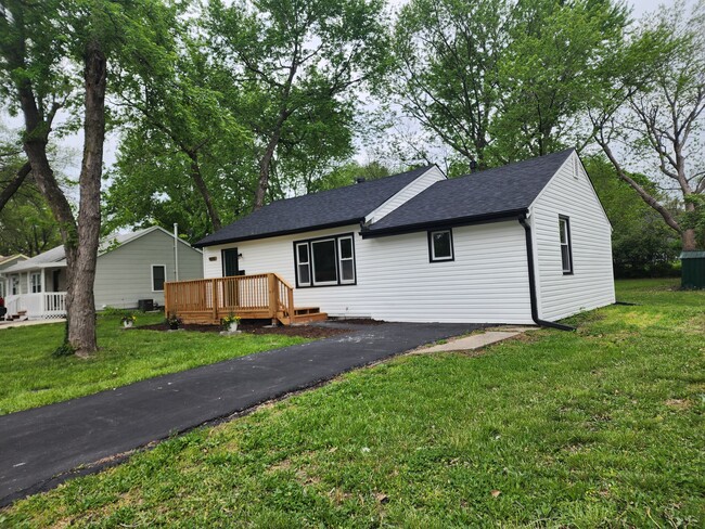 property at 1005 S Brockway St