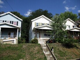 1316 Beaver Rd in Ambridge, PA - Building Photo