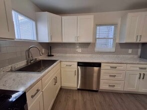 4 Embroidery St in Sayreville, NJ - Foto de edificio - Building Photo