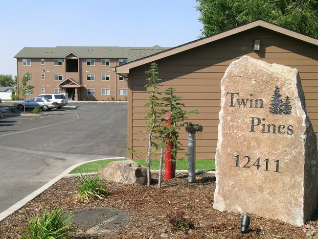 Twin Pines Apartments in Spokane, WA - Foto de edificio - Building Photo