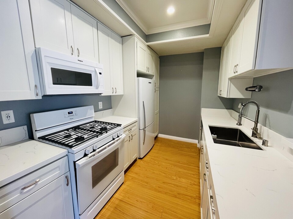 11225 Peach Grove St in Los Angeles, CA - Building Photo