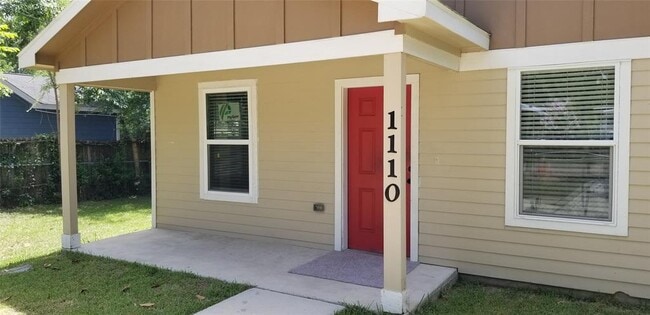 1110 N 9th St in Conroe, TX - Foto de edificio - Building Photo
