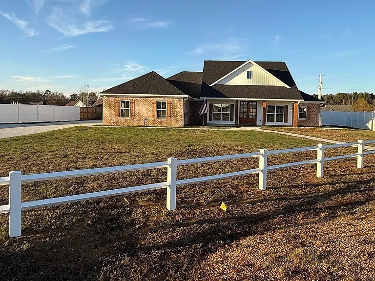 300 N Rayleigh Dr in Steens, MS - Building Photo