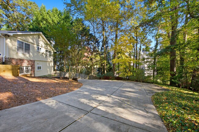 property at 943 Ferncliff Rd NE