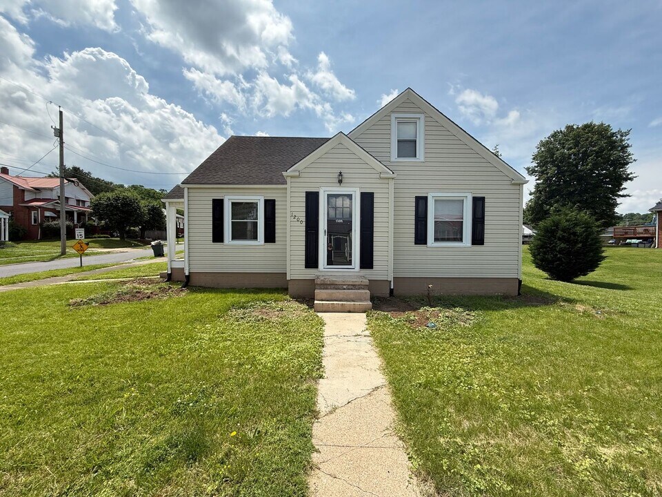 1200 Burgie St in Elizabethton, TN - Building Photo