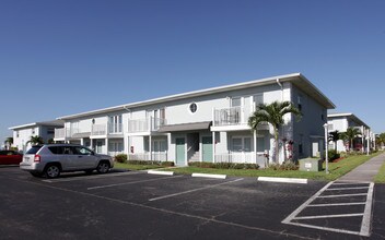 Palms at Waters Edge in North Fort Myers, FL - Building Photo - Building Photo