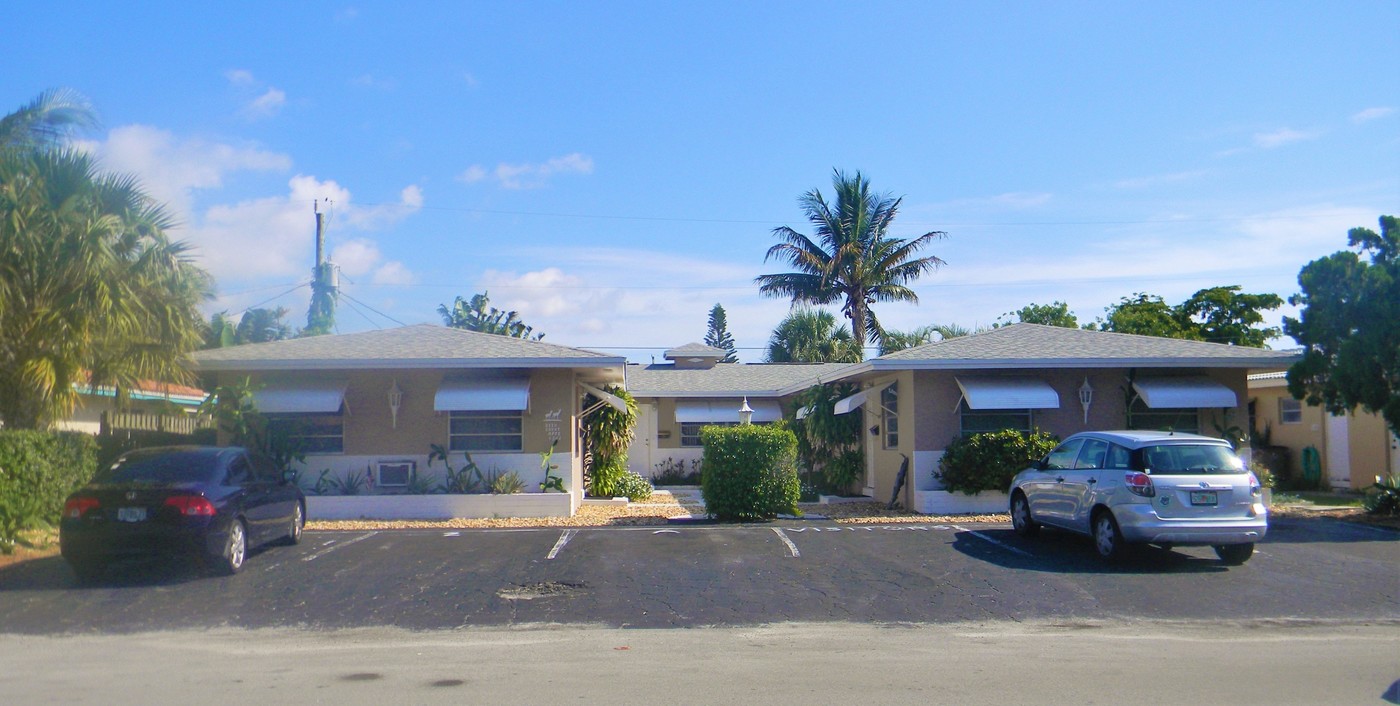 1361 SE 4th St in Deerfield Beach, FL - Foto de edificio