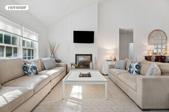 253 Norfolk Dr in East Hampton, NY - Building Photo - Building Photo