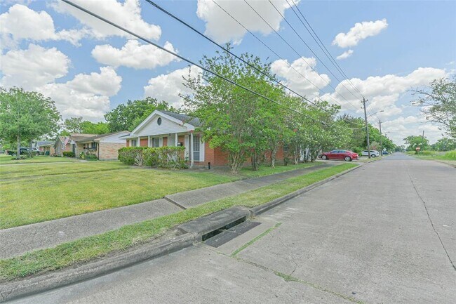 12002 Palmcroft St in Houston, TX - Building Photo - Building Photo