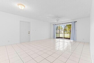 345 W Laurel Dr, Unit 2M in Margate, FL - Building Photo - Building Photo