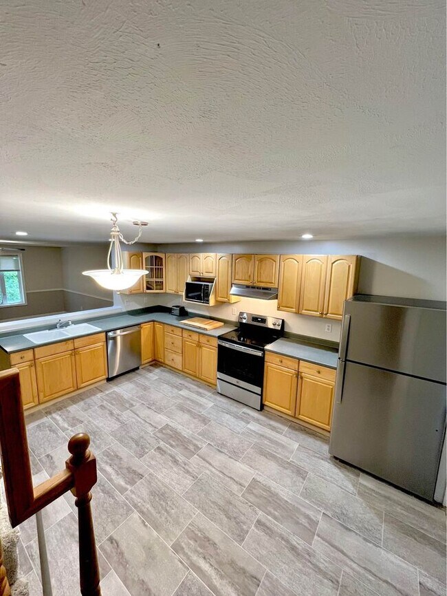 4 Stratton Ln Rentals in Raymond, NH