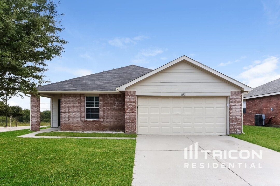12501 Shine Ave in Rhome, TX - Building Photo