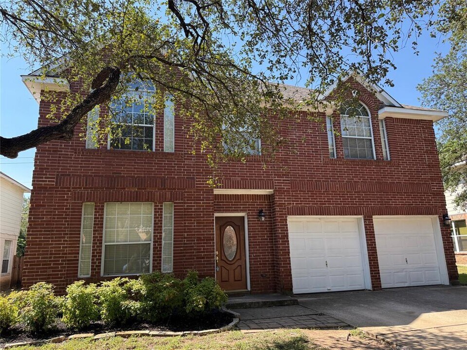 8111 Broken Branch Dr in Round Rock, TX - Foto de edificio