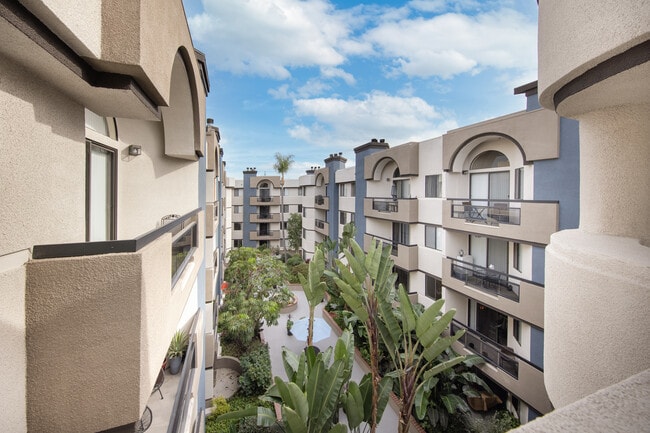 Palm Court Apartments in Los Angeles, CA - Foto de edificio - Building Photo
