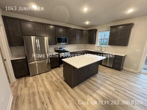 1043 Juniper Ln in Hartford, WI - Building Photo - Building Photo