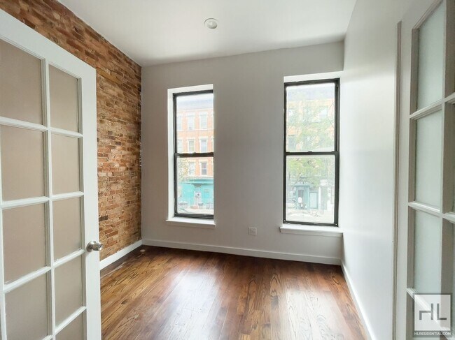 TOMPKINS AVENUE / Spacious 4-Bed 1-Bath in Brooklyn, NY - Foto de edificio - Building Photo
