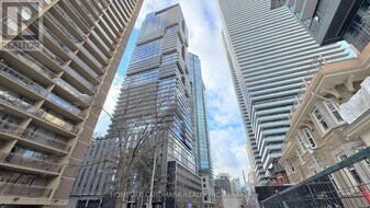 55 Charles St E in Toronto, ON - Building Photo