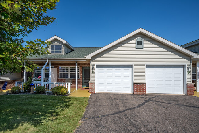 Briarwood Cottages in Eau Claire, WI - Building Photo - Building Photo