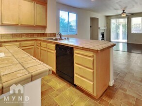 10114 Upshaw Way in Elk Grove, CA - Foto de edificio - Building Photo