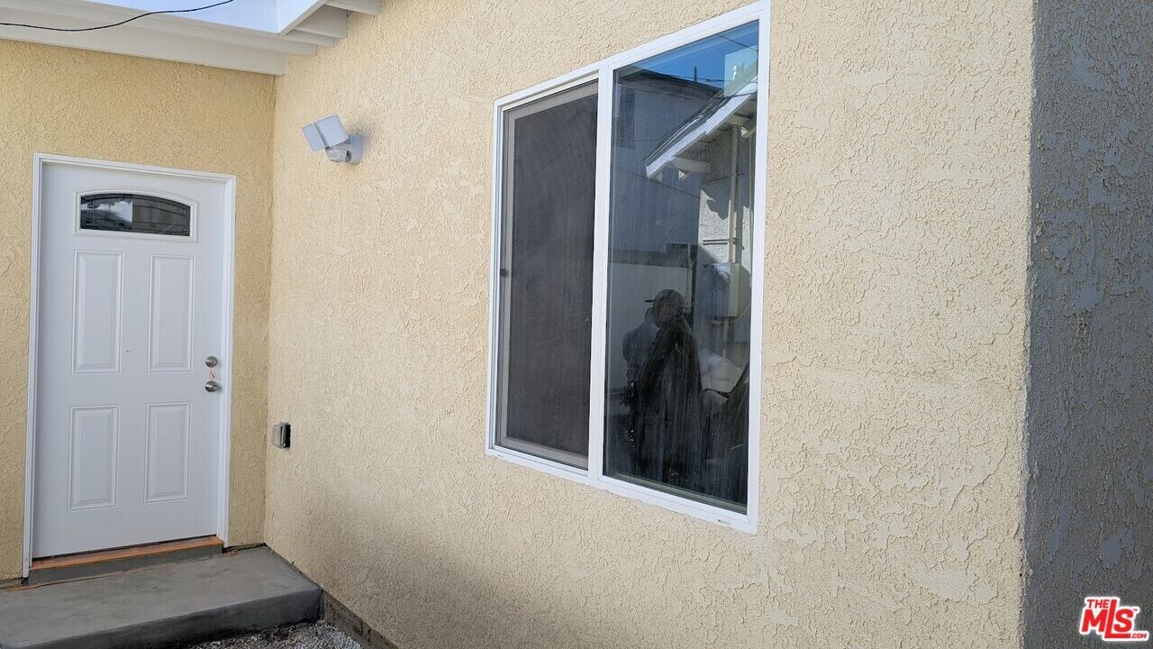 416 E 101st St in Los Angeles, CA - Building Photo