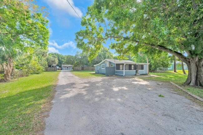 4851 Kirby Loop Rd in Fort Pierce, FL - Building Photo - Building Photo