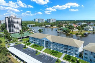 10686 Gulf Shore Dr in Naples, FL - Foto de edificio - Building Photo