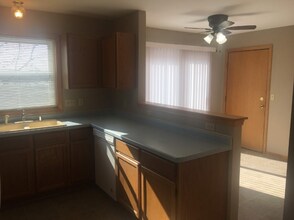 2042 Cliff Alex Ct S in Waukesha, WI - Foto de edificio - Building Photo