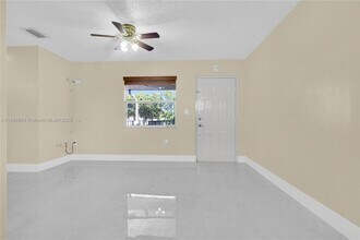 2560 W 60th St in Hialeah, FL - Building Photo - Building Photo