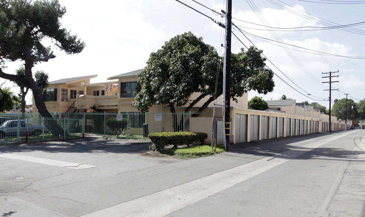 Glenwood Apartments in Anaheim, CA - Building Photo