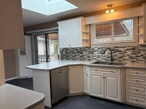 733 Josselyn Ct in Kelowna, BC - Building Photo - Building Photo