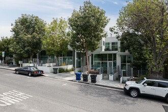 Knoll Villas in West Hollywood, CA - Foto de edificio - Building Photo