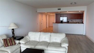 14951 Royal Oaks Ln, Unit 2407 in North Miami, FL - Building Photo - Building Photo