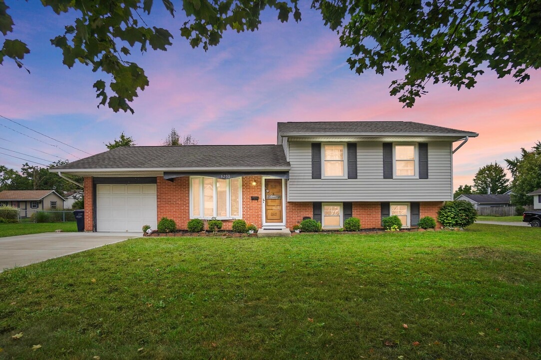 5200 Williamsburg Cir in Hilliard, OH - Foto de edificio