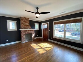 997 Woodbourne Dr SW in Atlanta, GA - Building Photo - Building Photo