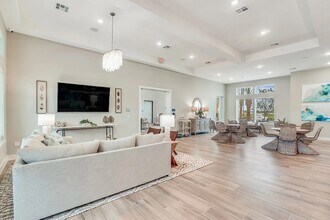 3301 Gulf Fwy in Houston, TX - Foto de edificio - Building Photo