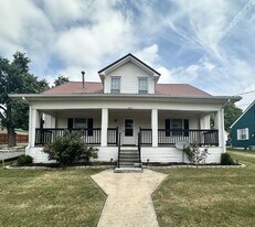 453 Mooreland Ave in Harrodsburg, KY - Building Photo