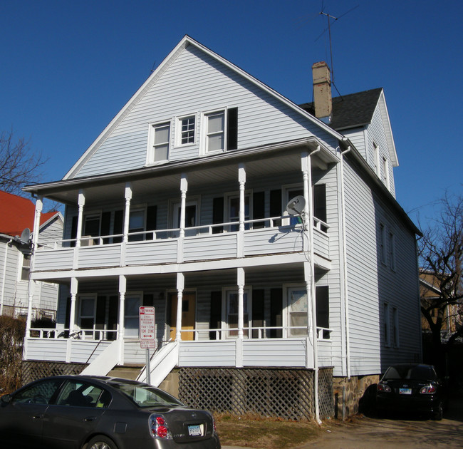 18 E Walnut St in Stamford, CT - Building Photo - Building Photo